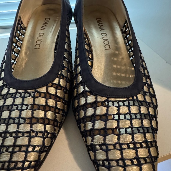 Elegant Black and Gold Women's Shoes - Picture 2 of 4